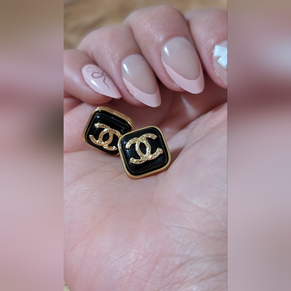 Luxury Chic Gold and Black Logo Earrings "Chanel" Style - Picture 4 of 7